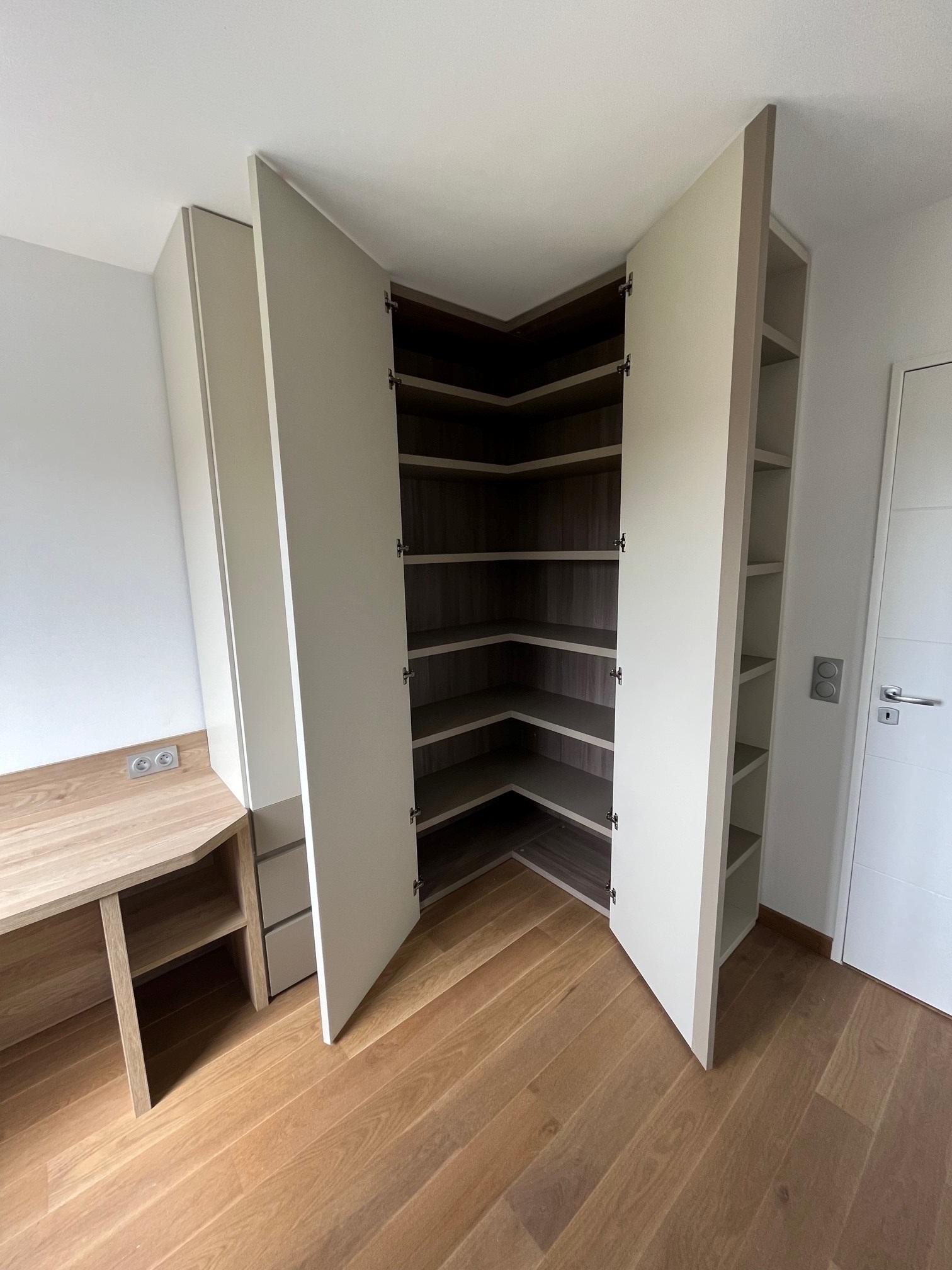 Le dressing sous combles — Mood Inside Annecy