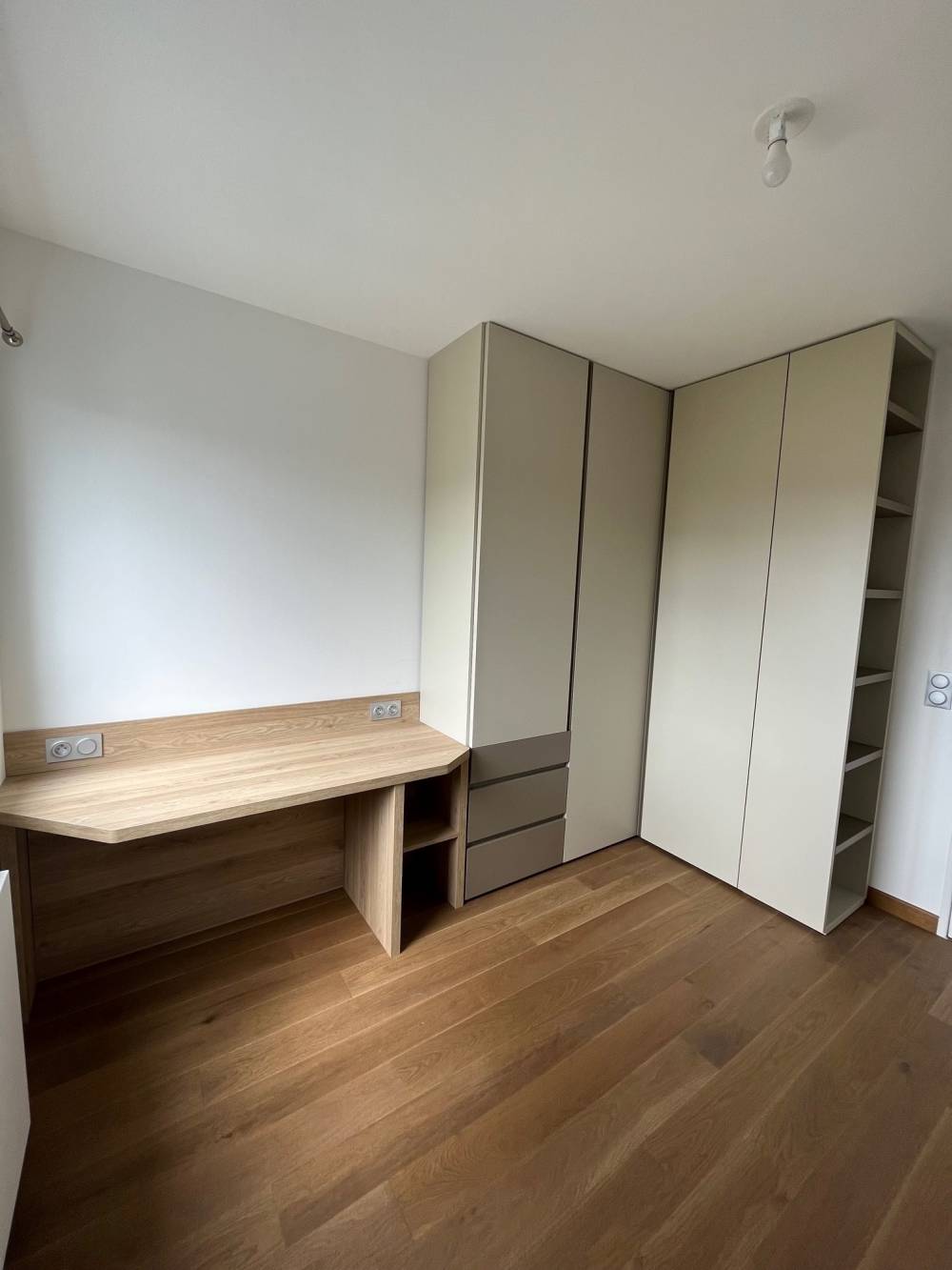 Chambre placard beige bureau bois — Mood Inside, agenceur à Annecy