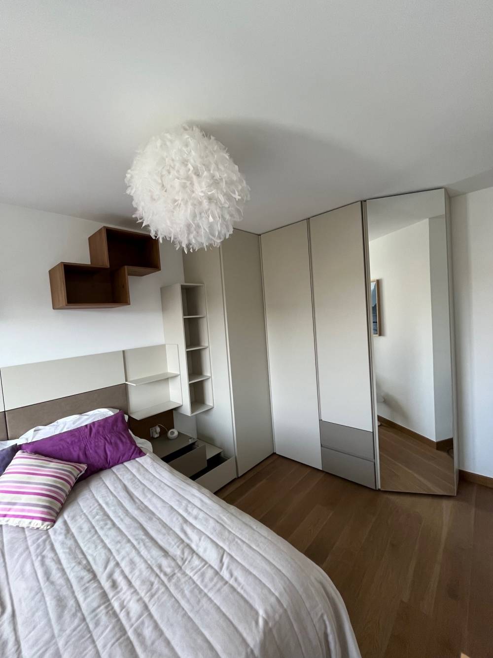 Chambre placard blanc miroir tête de lit étagères bois — Mood Inside, agenceur à Annecy