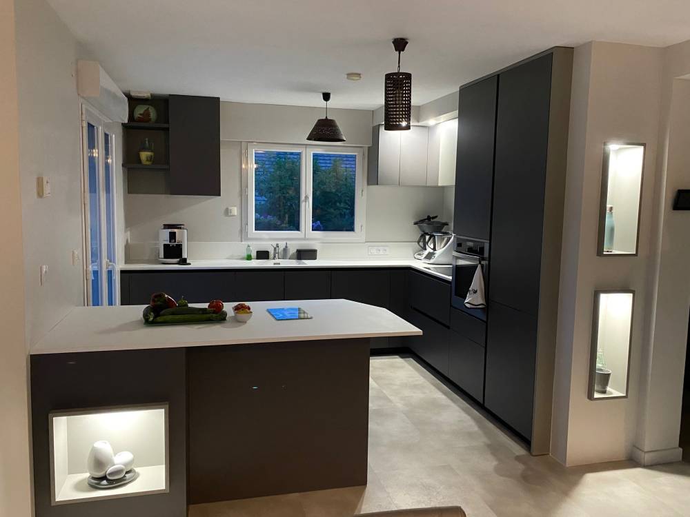 Cuisine anthracite plan blanc îlot niches lumineuses — Mood Inside, agenceur à Annecy