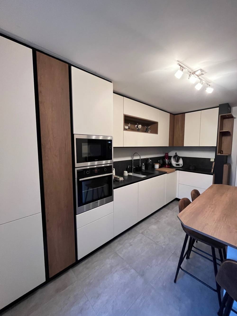 Cuisine blanche beige colonnes fours bois table repas — Mood Inside, agenceur à Annecy