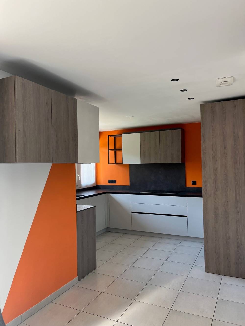 Cuisine blanche bois mur orange vue ensemble — Mood Inside, agenceur à Annecy