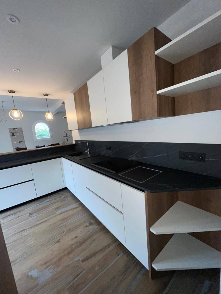 Cuisine blanche bois plan noir étagères angle — Mood Inside, agenceur à Annecy