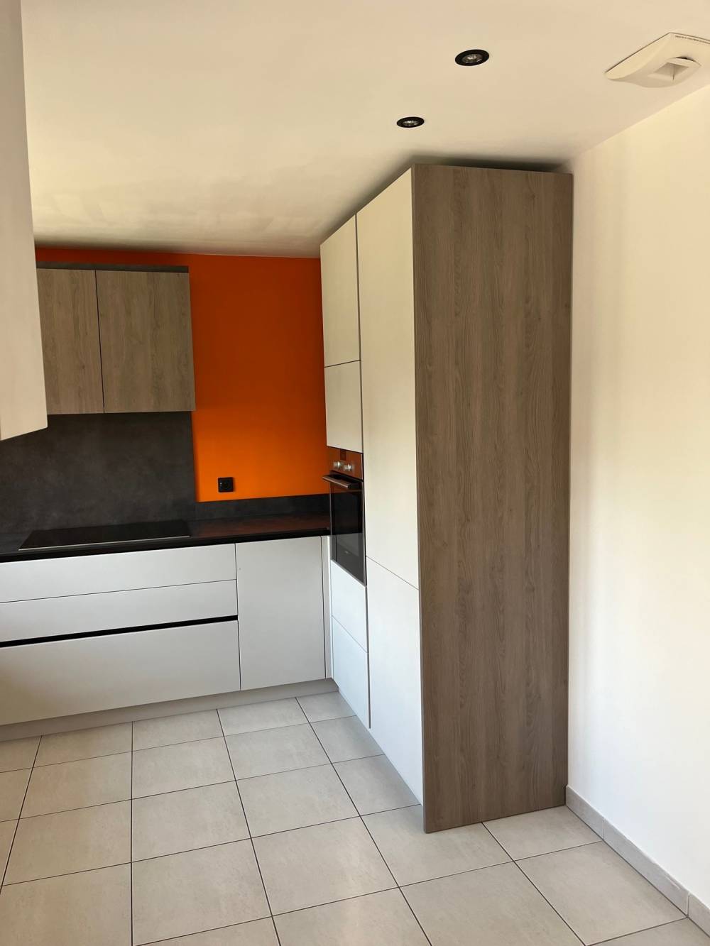 Cuisine blanche colonne bois mur orange — Mood Inside, agenceur à Annecy