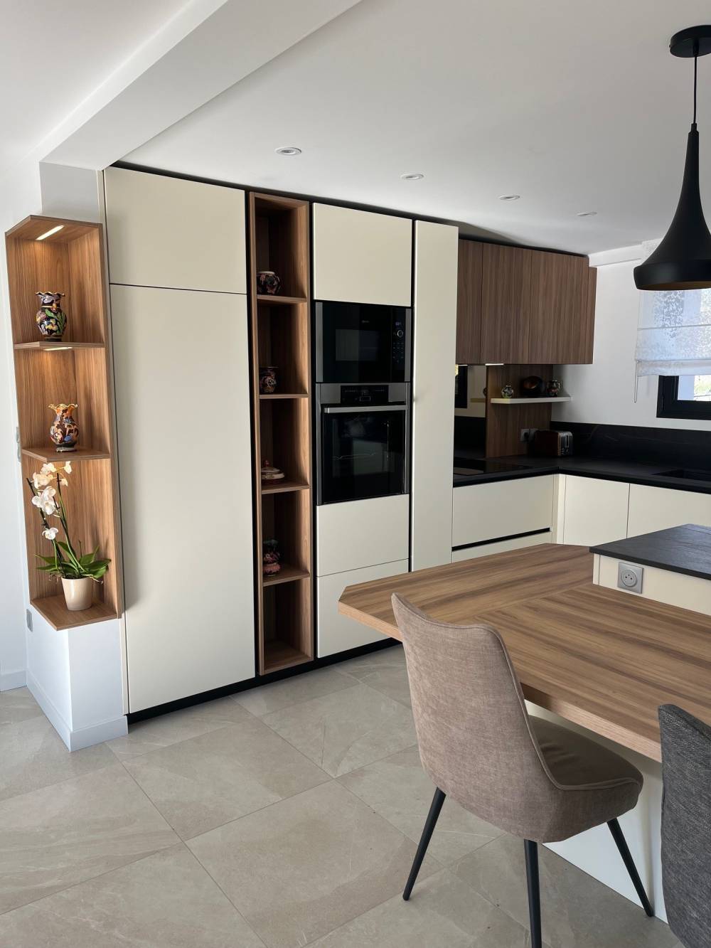 Cuisine blanche colonnes niches noyer table repas — Mood Inside, agenceur à Annecy