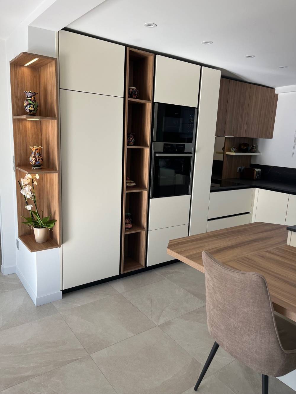 Cuisine blanche colonnes niches noyer table — Mood Inside, agenceur à Annecy