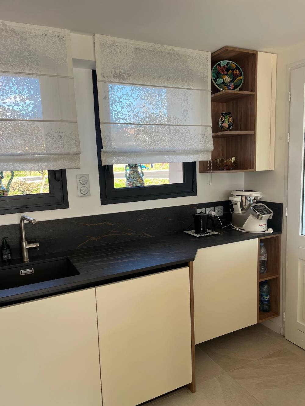 Cuisine blanche plan noir evier sous fenêtre étagère bois — Mood Inside, agenceur à Annecy