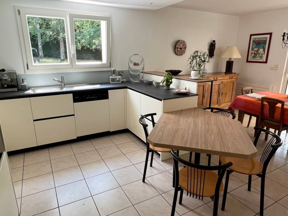 Cuisine blanche plan noir table repas noyer — Mood Inside, agenceur à Annecy