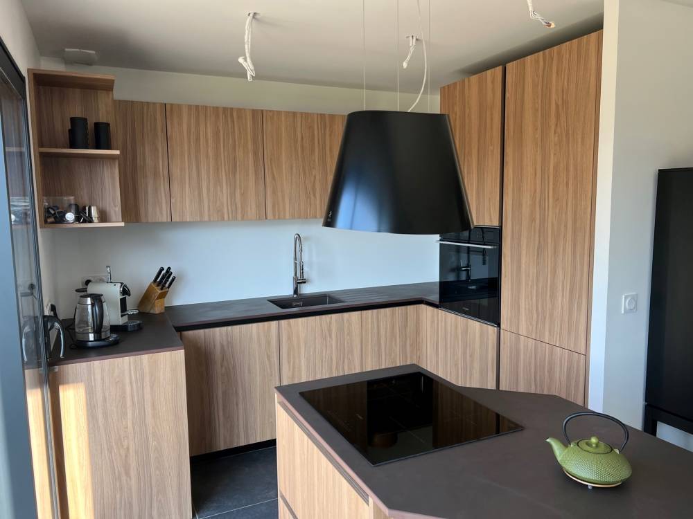Cuisine bois hotte suspendue noire îlot — Mood Inside, agenceur à Annecy