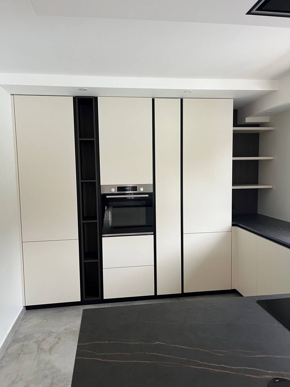 Cuisine colonnes blanches niches noires four — Mood Inside, agenceur à Annecy