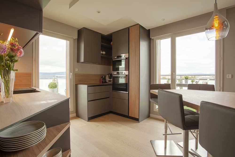 Cuisine grise bois table repas vue lac — Mood Inside, agenceur à Annecy