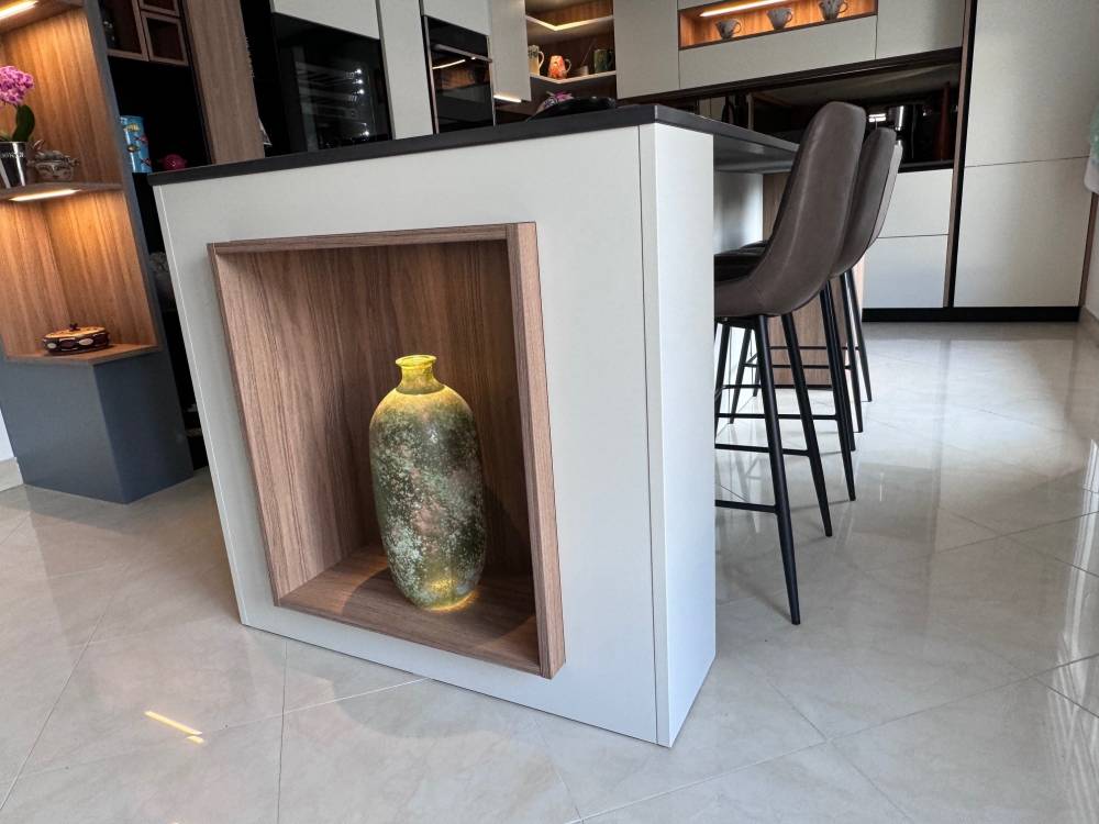 Cuisine îlot niche noyer vase tabourets — Mood Inside, agenceur à Annecy