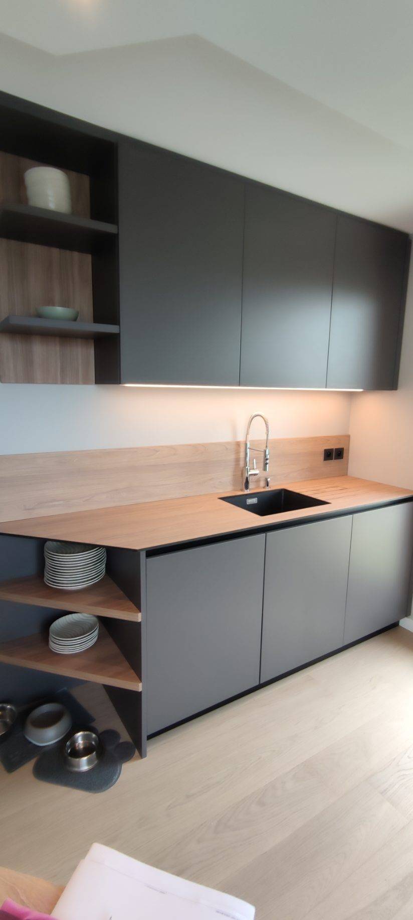 Cuisine linéaire anthracite plan bois étagères ouvertes — Mood Inside, agenceur à Annecy