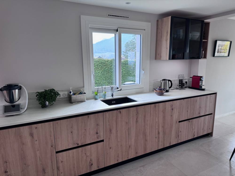 Cuisine linéaire chêne plan blanc evier sous fenêtre — Mood Inside, agenceur à Annecy