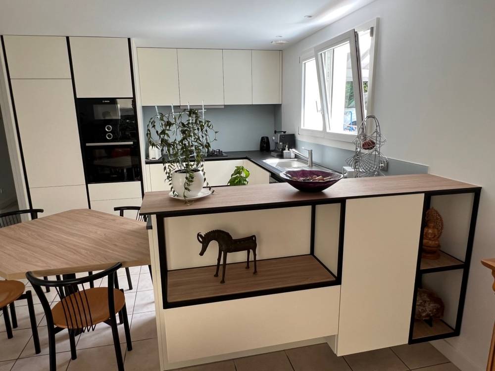 Cuisine meuble bas blanc niches metal noir plan noyer — Mood Inside, agenceur à Annecy