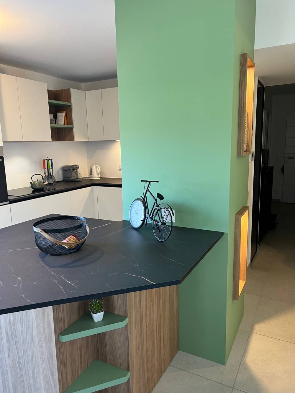 Cuisine mur vert retour plan noir niches bois — Mood Inside, agenceur à Annecy