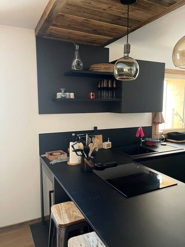 Cuisine noire plafond vieux bois étagères suspensions — Mood Inside, agenceur à Annecy