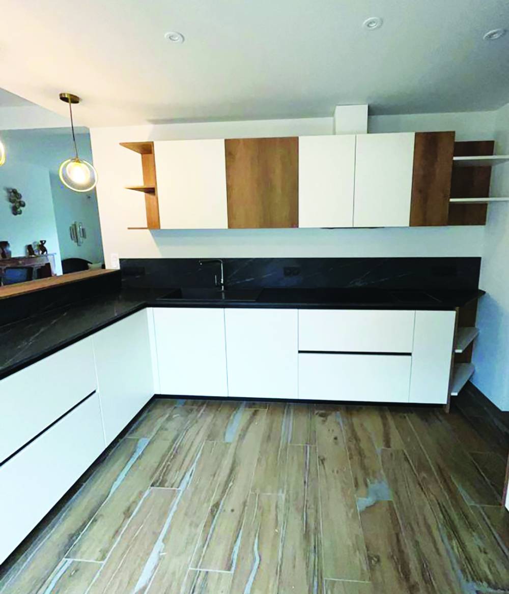 Cuisine en U blanche bois plan noir effet marbre — Mood Inside, agenceur à Annecy