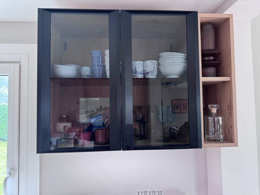 Cuisine vitrine cadre noir étagère chêne — Mood Inside, agenceur à Annecy