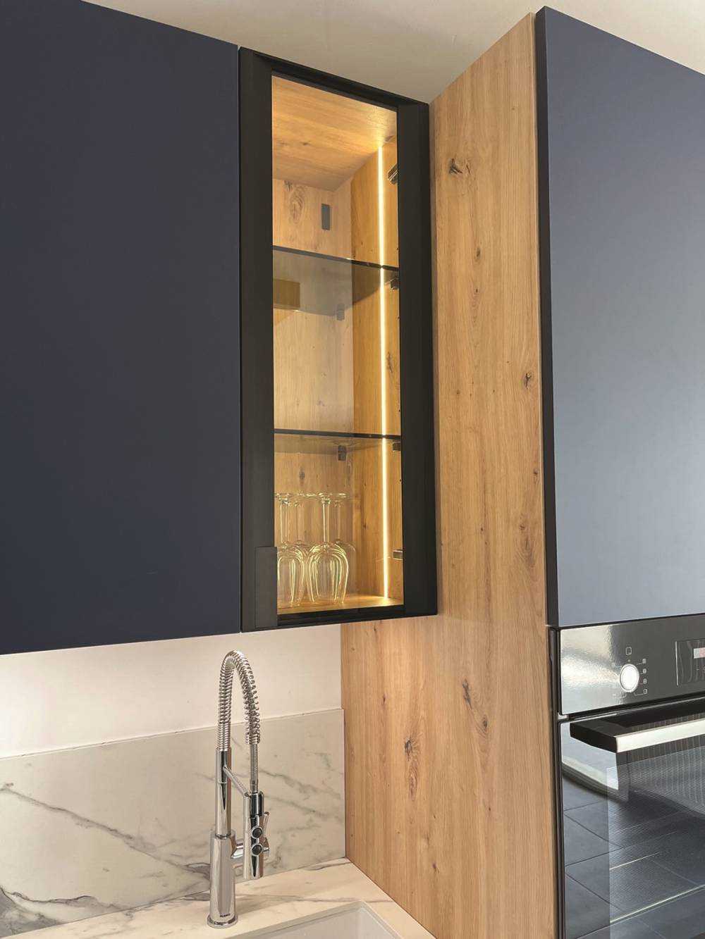 Cuisine vitrine éclairée chêne bleu nuit — Mood Inside, agenceur à Annecy