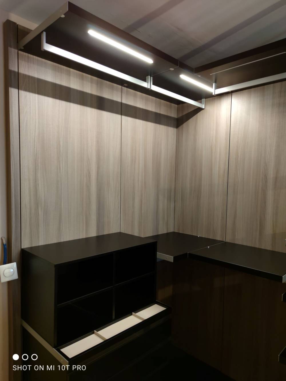 Dressing angle bois gris éclairage LED — Mood Inside, agenceur à Annecy