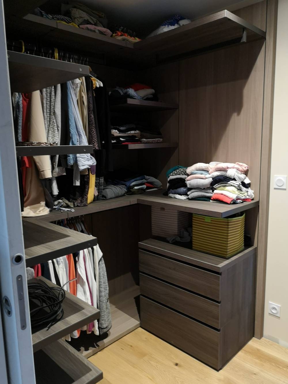 Dressing angle bois gris penderie tiroirs — Mood Inside, agenceur à Annecy
