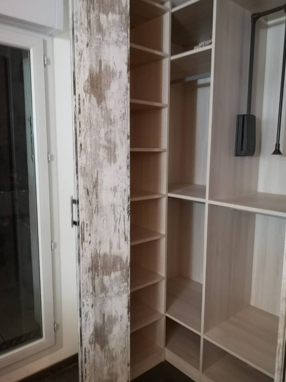 Dressing bois clair étagères poutre vieux bois — Mood Inside, agenceur à Annecy