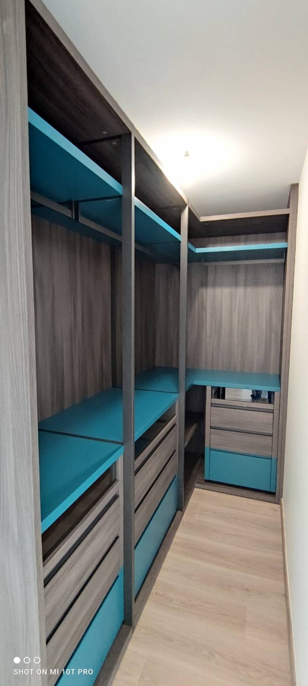 Dressing bois gris intérieur bleu canard tiroirs — Mood Inside, agenceur à Annecy