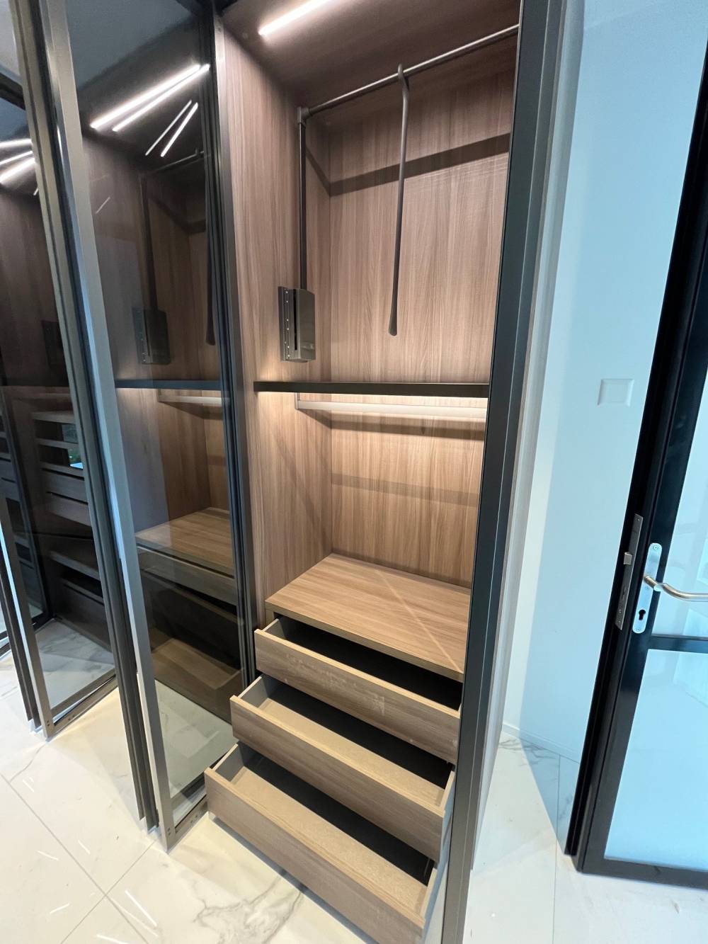 Dressing colonne penderie tiroirs porte vitrée — Mood Inside, agenceur à Annecy
