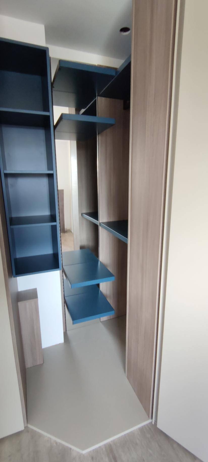 Dressing couloir étagères bleues bois — Mood Inside, agenceur à Annecy