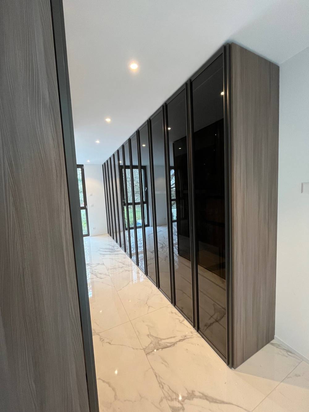 Dressing couloir portes vitrées bois gris — Mood Inside, agenceur à Annecy