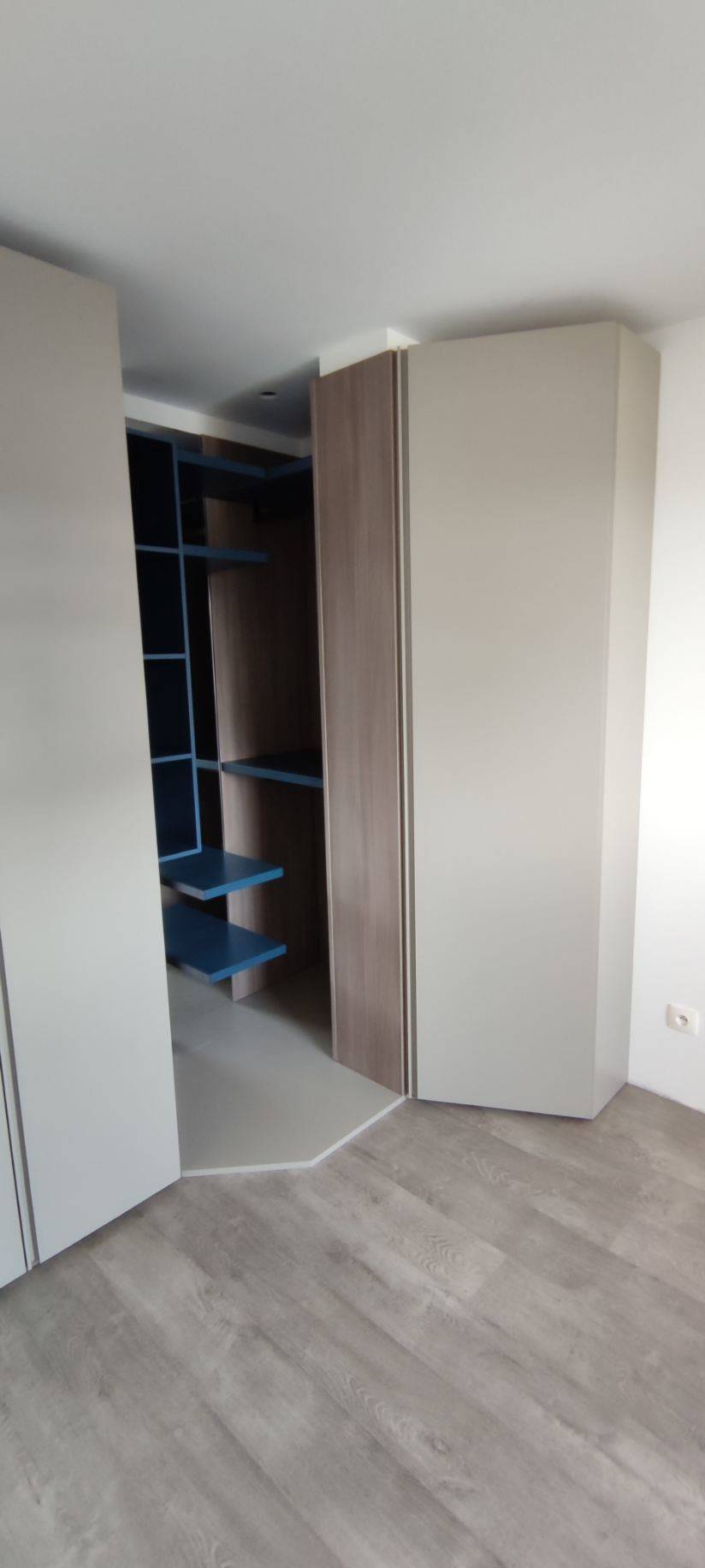 Dressing portes beiges accès dressing bleu — Mood Inside, agenceur à Annecy