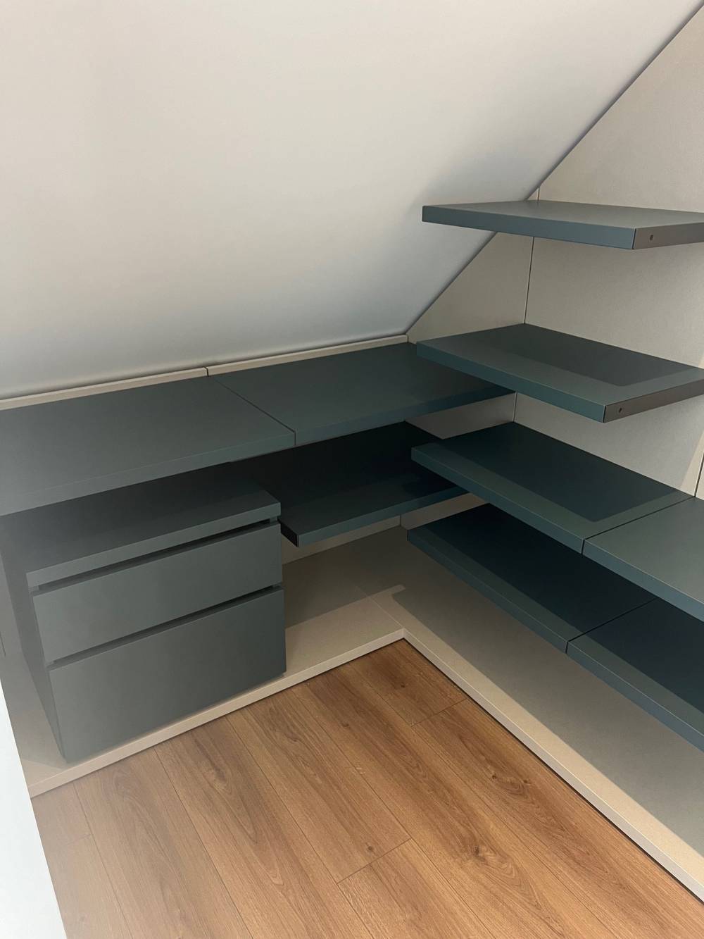 Dressing sous pente étagères gris bleu — Mood Inside, agenceur à Annecy