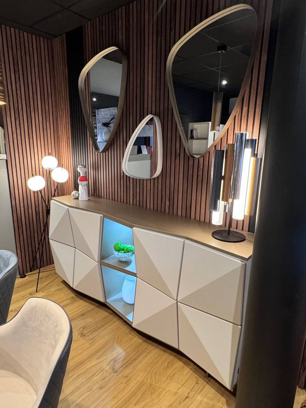 Showroom buffet facades 3D miroirs tasseaux — Mood Inside, agenceur à Annecy