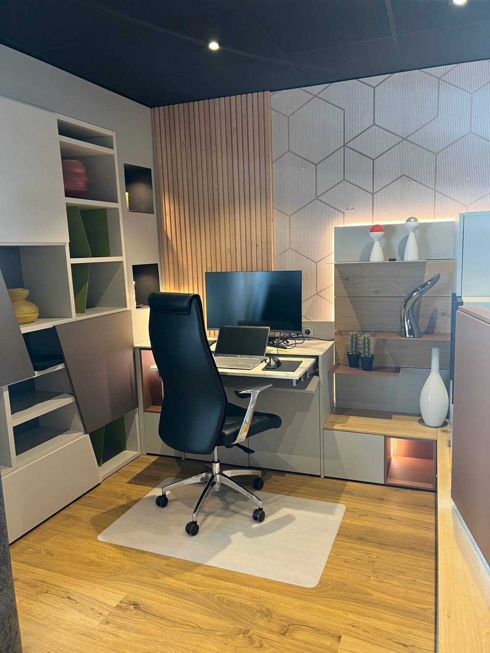 Showroom bureau intégré étagères tasseaux bois — Mood Inside, agenceur à Annecy