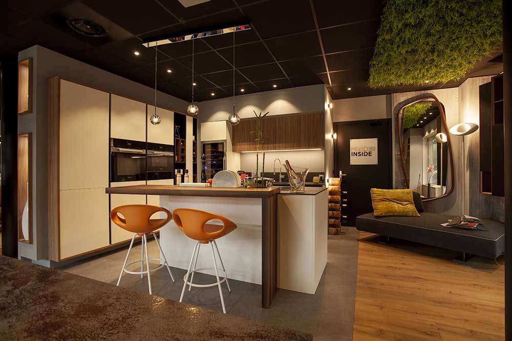 Showroom cuisine îlot tabourets orange salon — Mood Inside, agenceur à Annecy