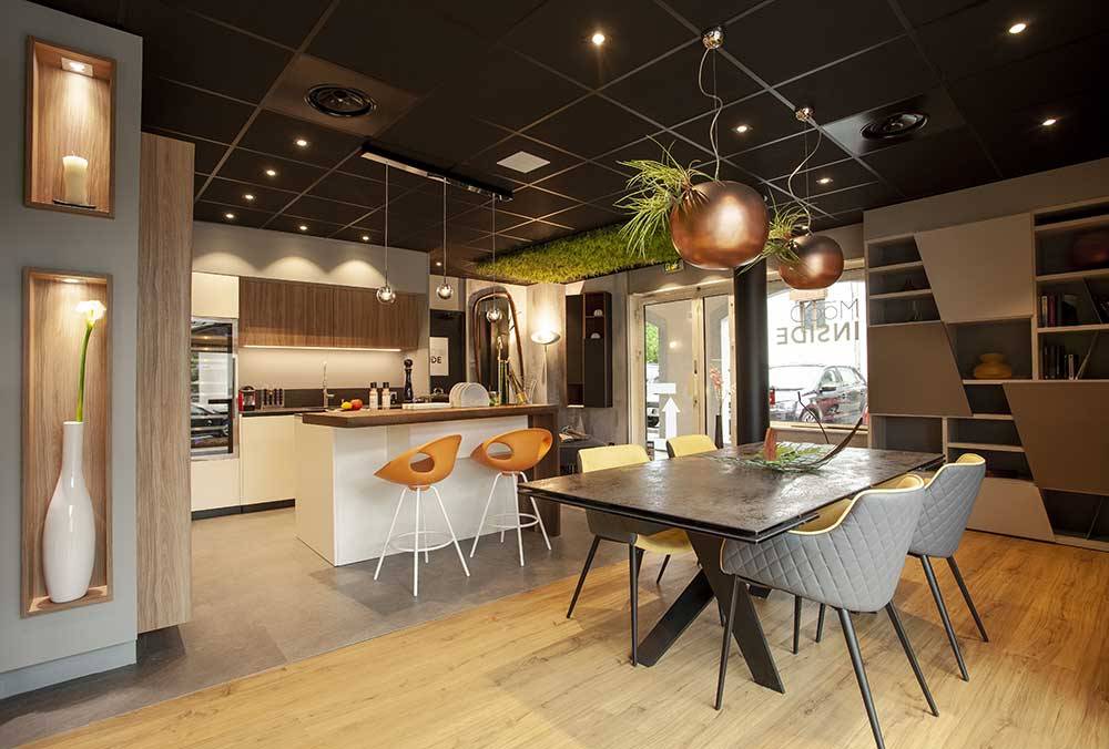Showroom cuisine salle à manger table céramique niches — Mood Inside, agenceur à Annecy