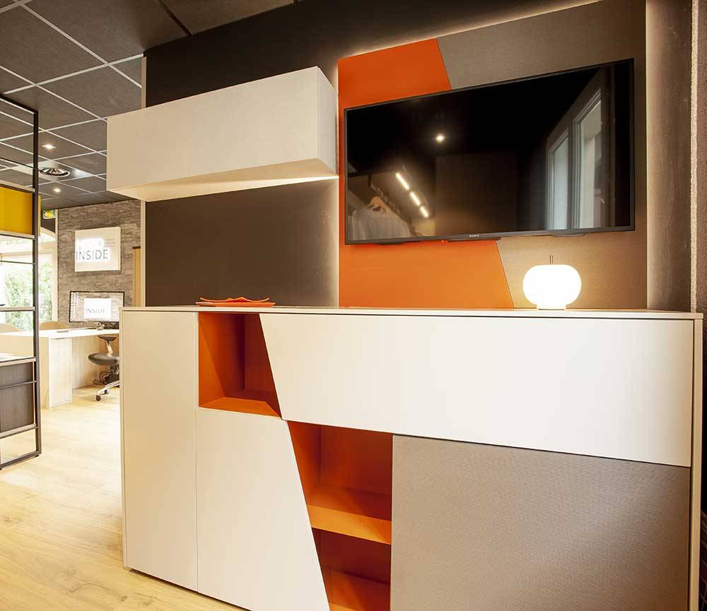 Showroom meuble TV blanc gris orange — Mood Inside, agenceur à Annecy
