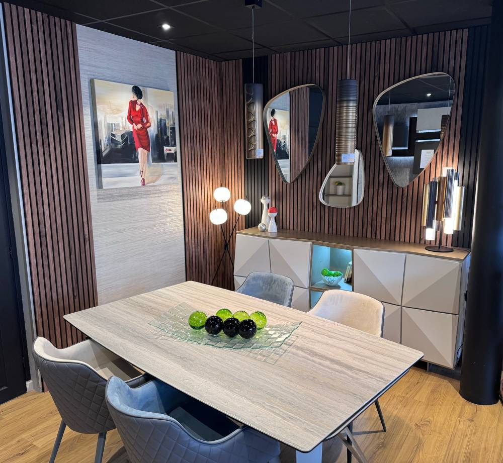 Showroom salle à manger buffet tasseaux bois miroirs — Mood Inside, agenceur à Annecy