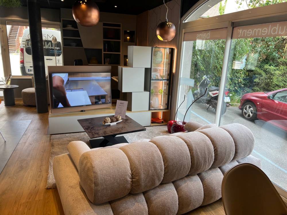 Showroom salon meuble TV canapé vitrine — Mood Inside, agenceur à Annecy
