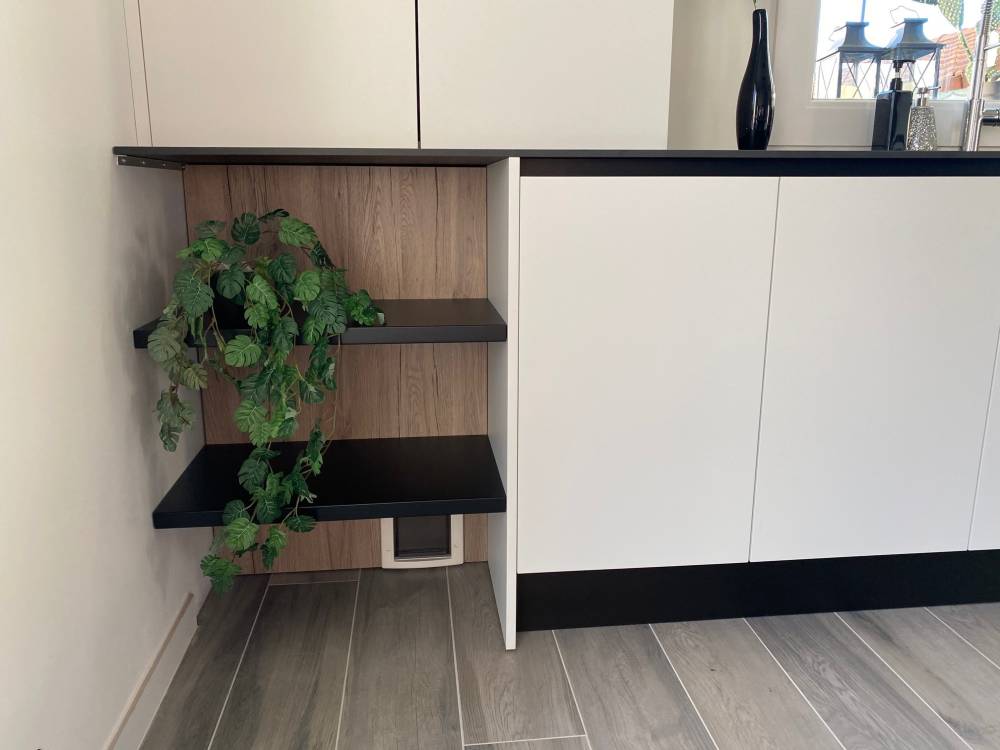 Meuble bas blanc étagères noires fond bois plante — Mood Inside, agenceur à Annecy