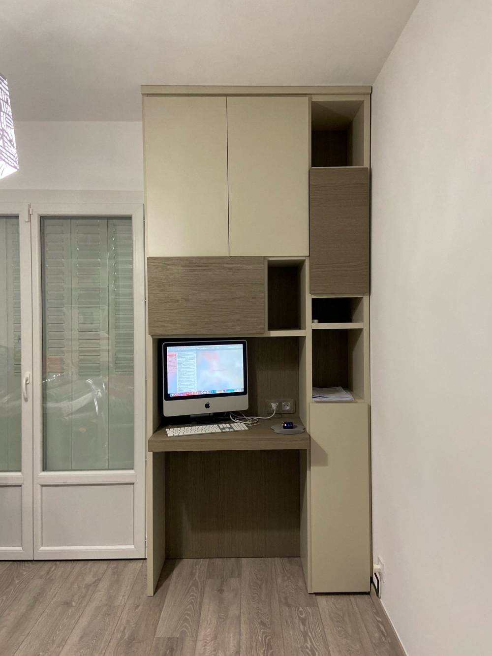 Meuble bureau intégré rangements beige bois — Mood Inside, agenceur à Annecy