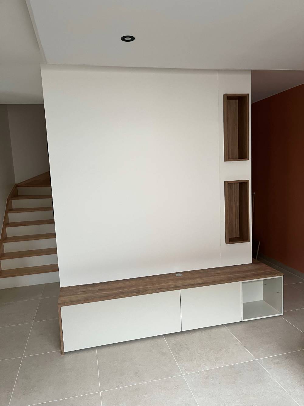 Meuble entree banc blanc bois niches escalier — Mood Inside, agenceur à Annecy