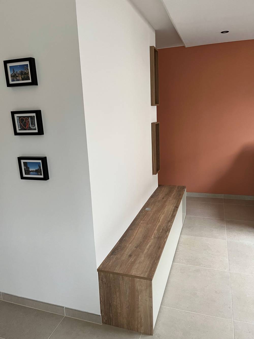 Meuble entree banc bois mur terracotta — Mood Inside, agenceur à Annecy