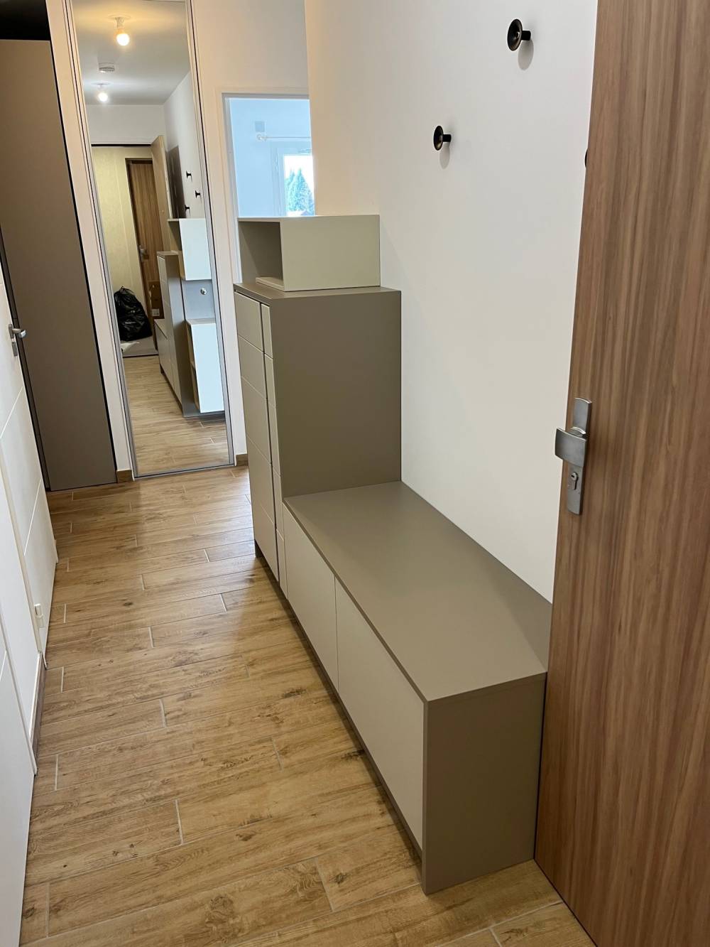 Meuble entree couloir banc taupe niche — Mood Inside, agenceur à Annecy