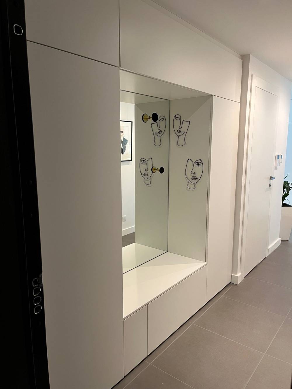Meuble entree vestiaire blanc miroir patères — Mood Inside, agenceur à Annecy