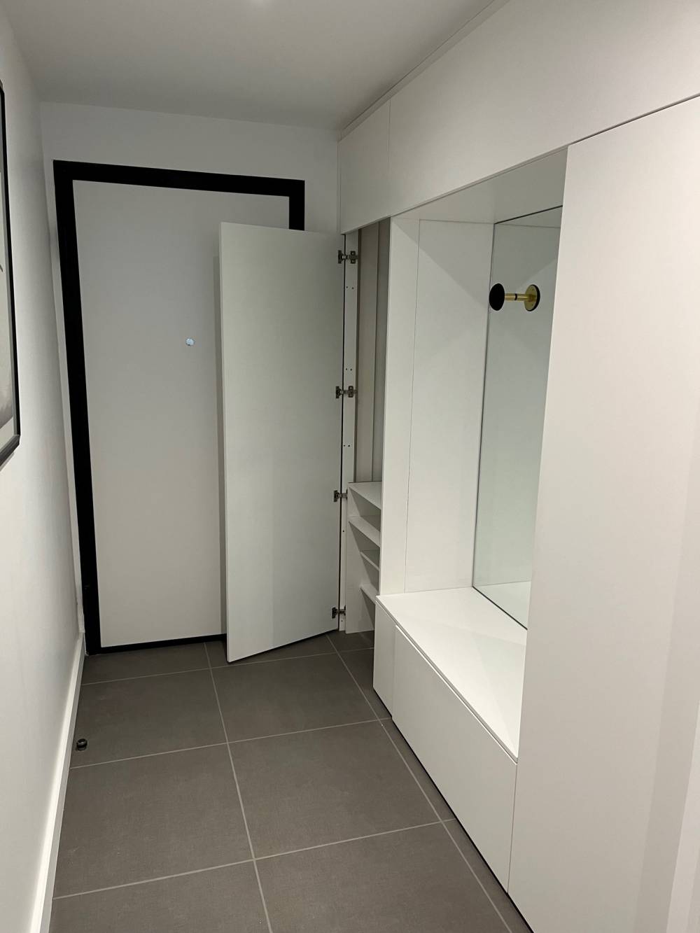 Meuble entree vestiaire blanc placard ouvert — Mood Inside, agenceur à Annecy