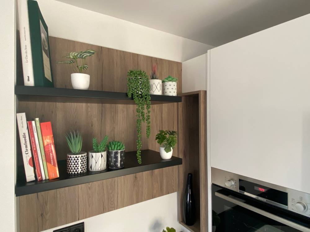 Meuble étagères noires fond chêne livres plantes — Mood Inside, agenceur à Annecy