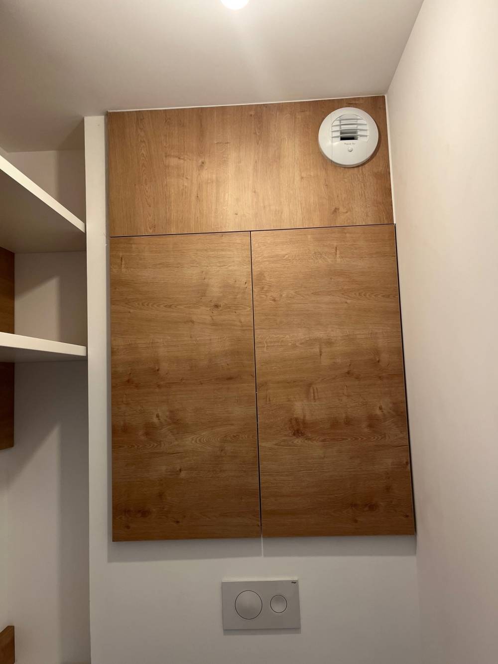 Meuble habillage WC portes chêne étagères — Mood Inside, agenceur à Annecy