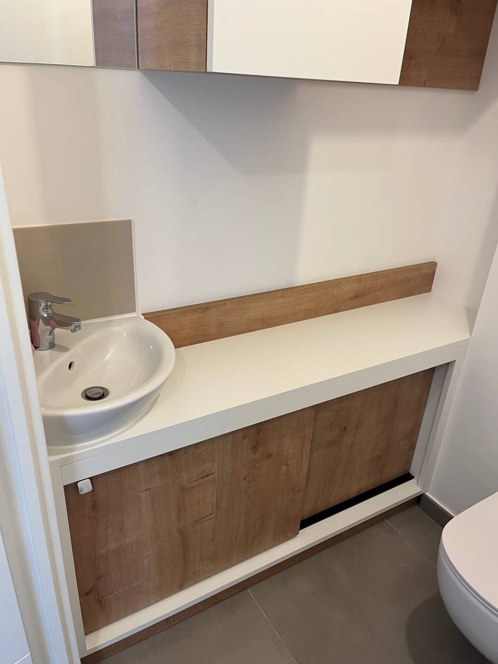Meuble lave mains plan blanc facade chêne WC — Mood Inside, agenceur à Annecy